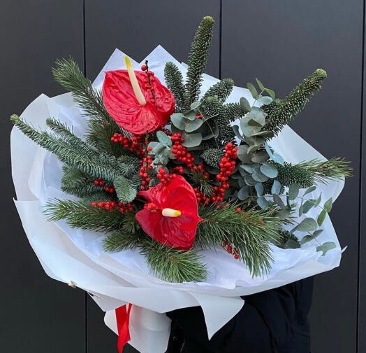 Зимний букет (антуриум Нобилис (голубая ель) эвкалипт сосна илекс)