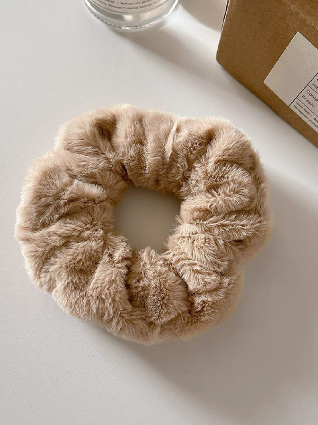 Мягкая структура резинки не травмирует волосы, не выдёргивает и не ломает их, не вызывает дискомфорта и головной боли