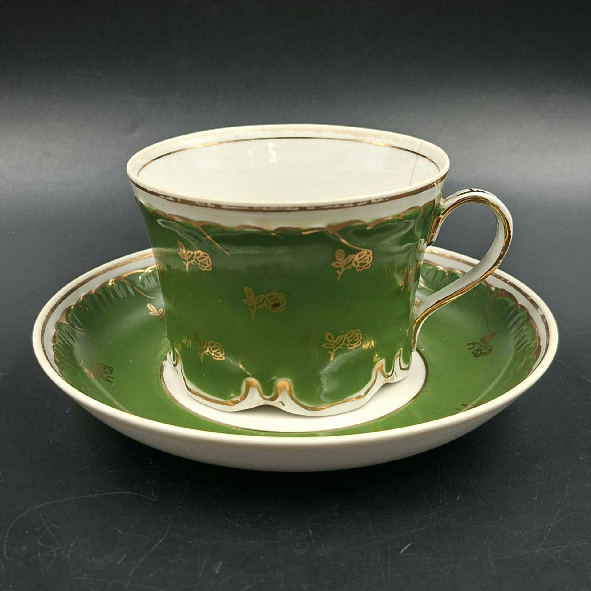 Пара чайная зеленого цвета с декором в виде розочек, фарфор, крытье, золочение