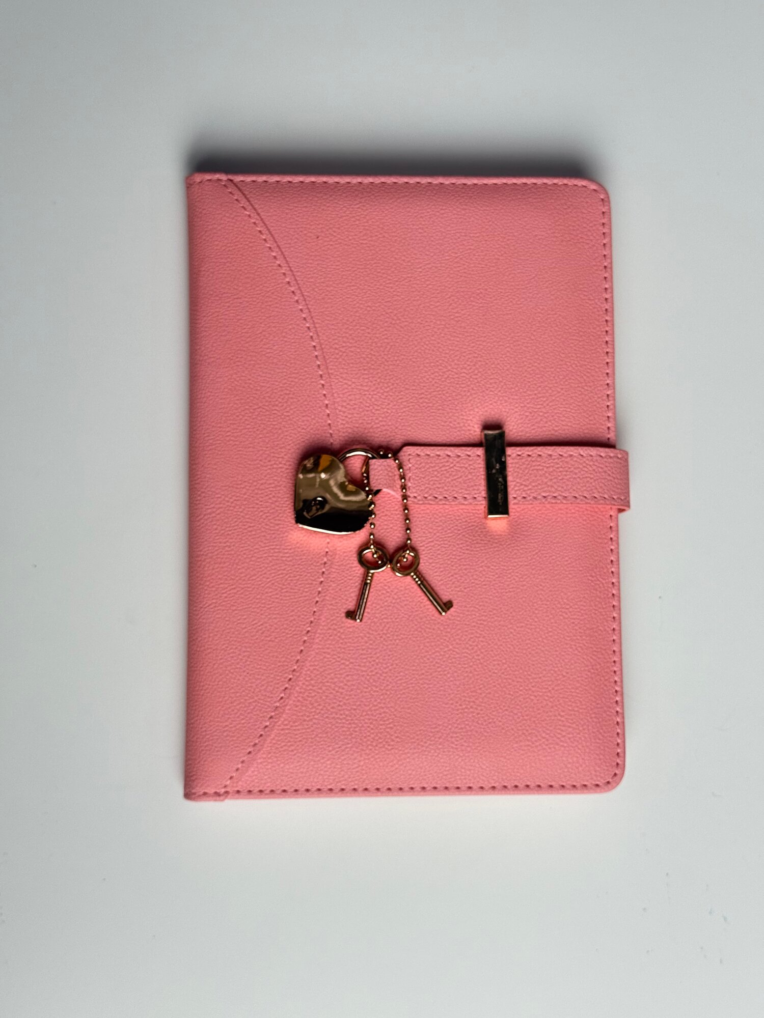 Бу нафис пушти блокнот кундалик режа, шахсий фикр ва муҳим айдлар учун жуда мос. улфли дизайни сир салашга ёрдам беради, ихчам ва чиройли криниши билан ажралиб туради.