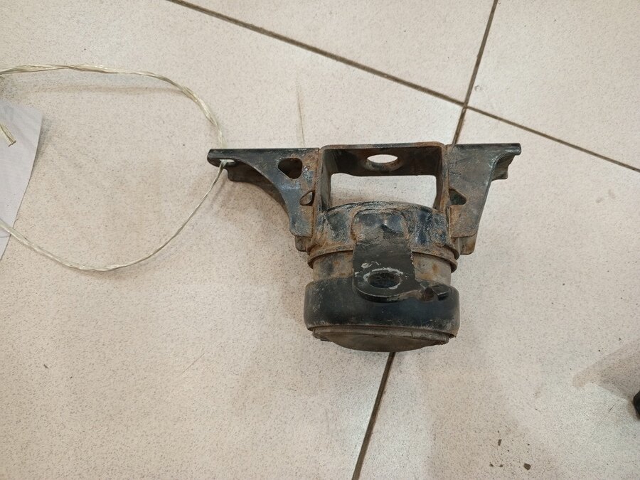 Опора двигателя правая от Toyota Vitz 2005-2010