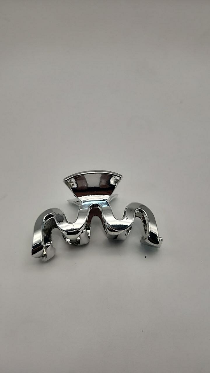 Серебряный крабик для волос — элегантная и стильная заколка для девушек.