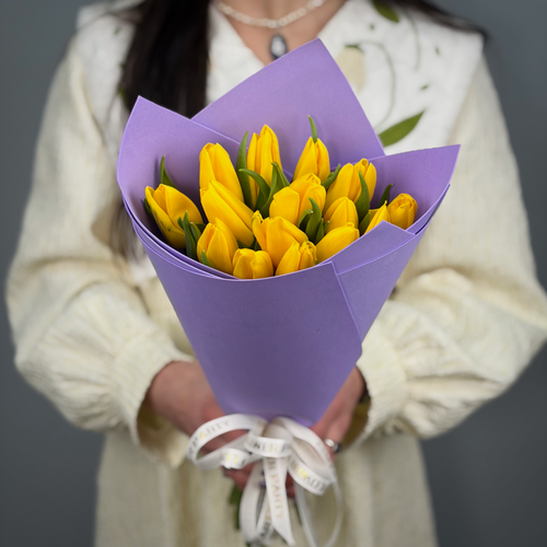 Изображение товара Букет из 15 желтых тюльпанов в стильной упаковке. «365 Поводов» - живые цветы с доставкой