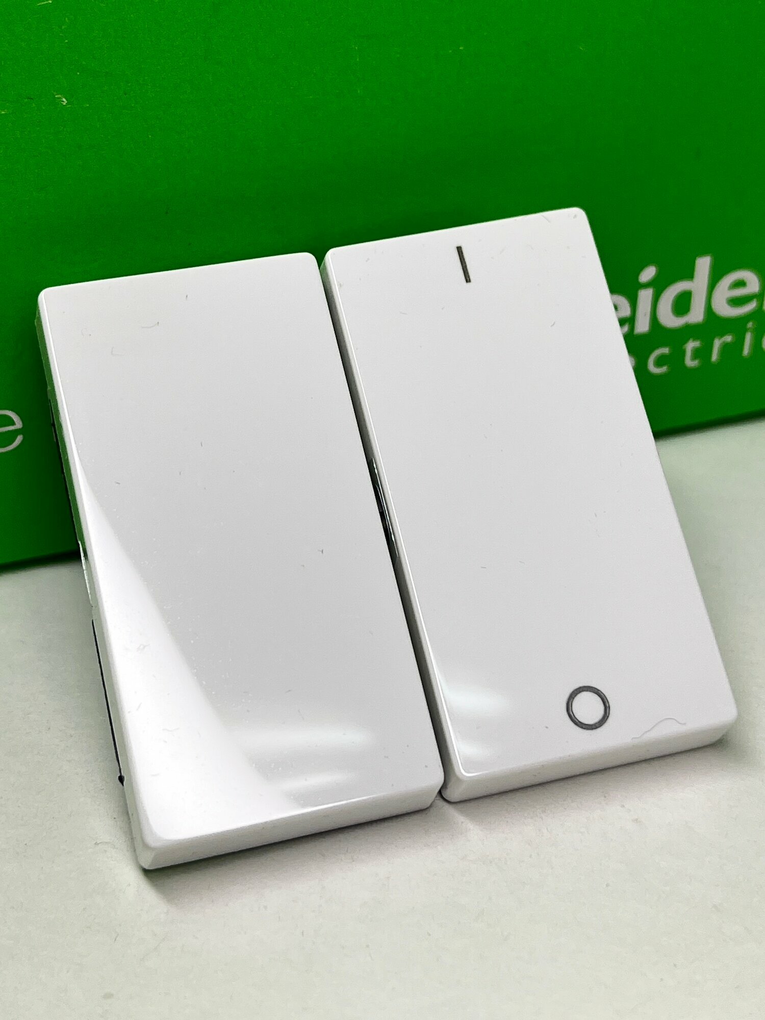 MERTEN клавиша двойная с пиктограммами "Вкл."и"Откл.", Активный белый, SM Schneider Electric Merten System MTN312725