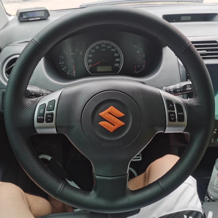 Чехол для рулевого колеса на Suzuki Alto из натуральной кожи, черный с перфорацией и ручной вышивкой для моделей