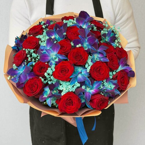 Изображение товара Космический букет Rybe-Flowers с голубой гипсофилой, 45 цветов, высота 40 см