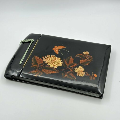 Альбом для фотографий украшенный изображением хризантем и бабочки папье-маше 9100₽