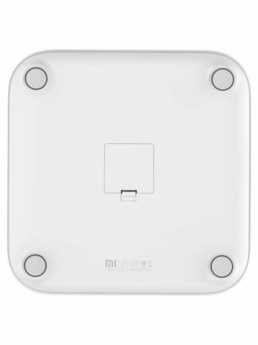 Дети используют умные весы Xiaomi