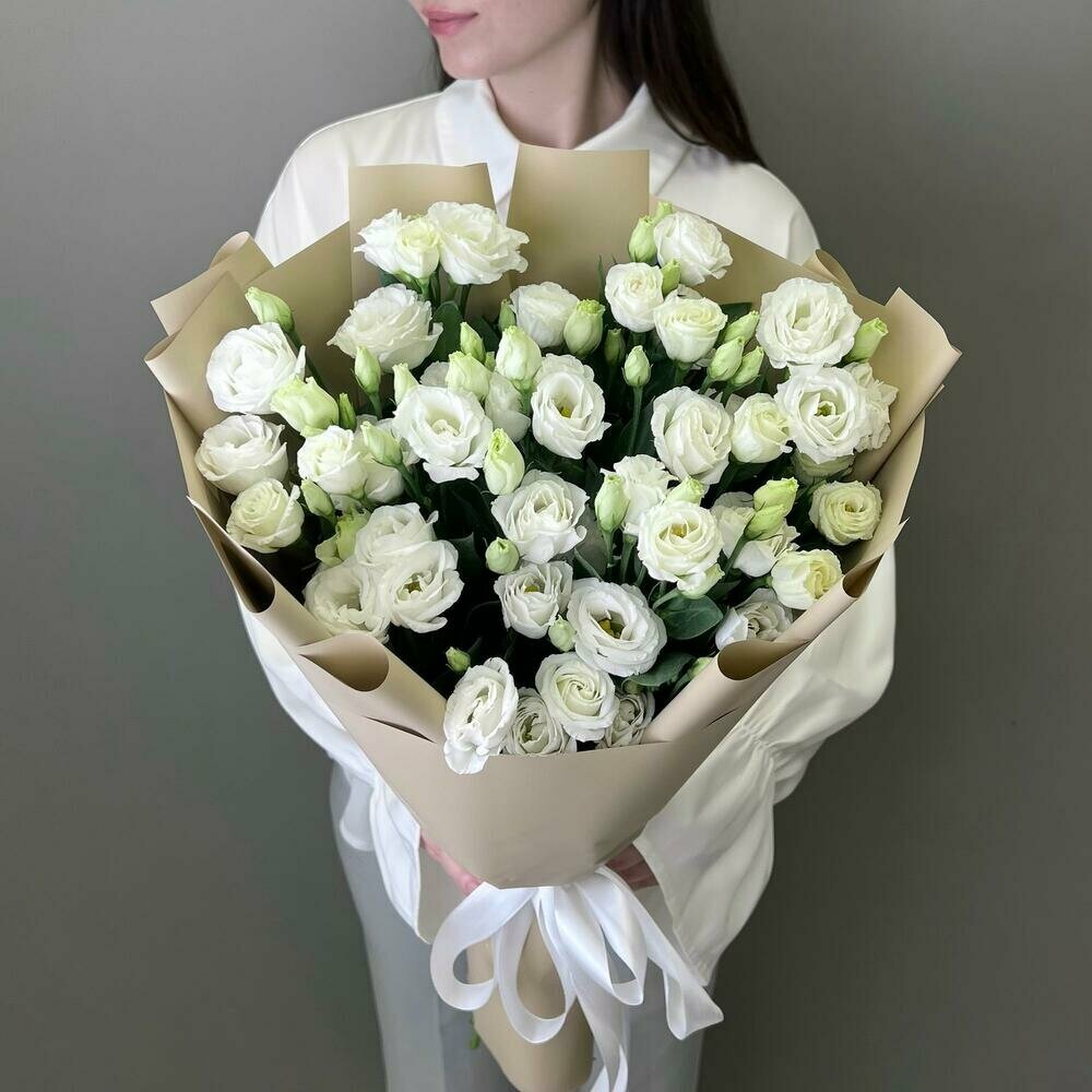 Букет цветов из белой эустомы лизиантусы 9 веточек монобукет в упаковке