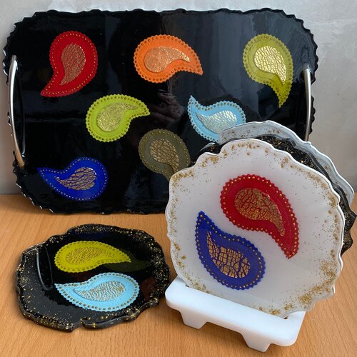 Набор из 6 предметов: поднос 29 на 20 см и 4 подстаканника 13 см. в диаметре с подставкой.