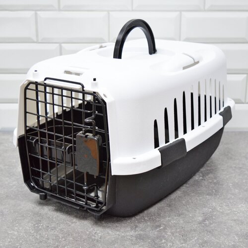Переноска для кошек и собак пластиковая чёрно-белая переноска корзина для животных dd style серебристо чёрная 32х45х25 5 см