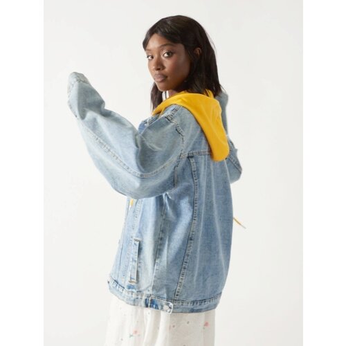 фото Куртка джинсовая женская оверсайз с желтым капюшоном нет бренда