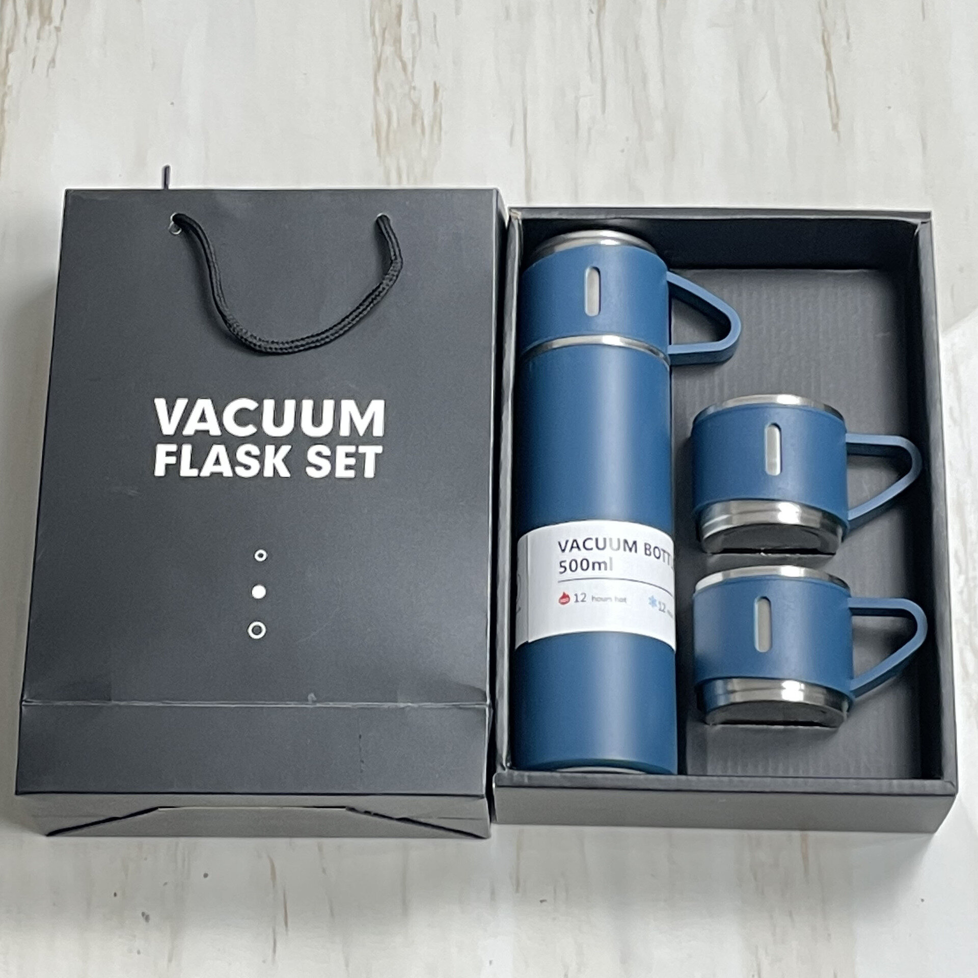 Термос вакуумный, подарочный набор с тремя кружками в синем цвете - фотография № 1