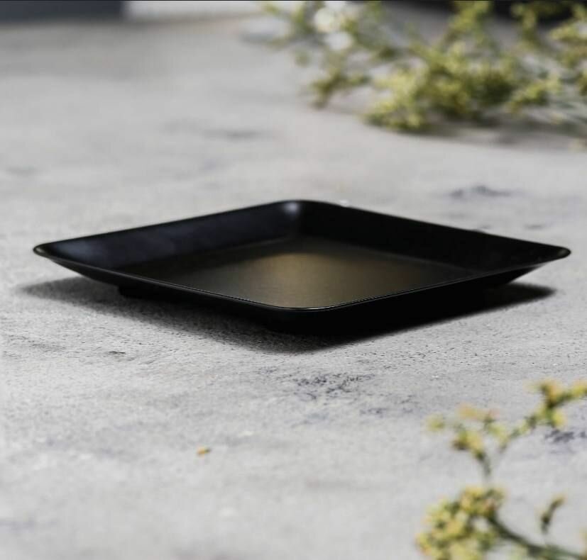 Подсвечник "Квадратная тарелка" от бренда "PRESENT61" в черном цвете — фото 1