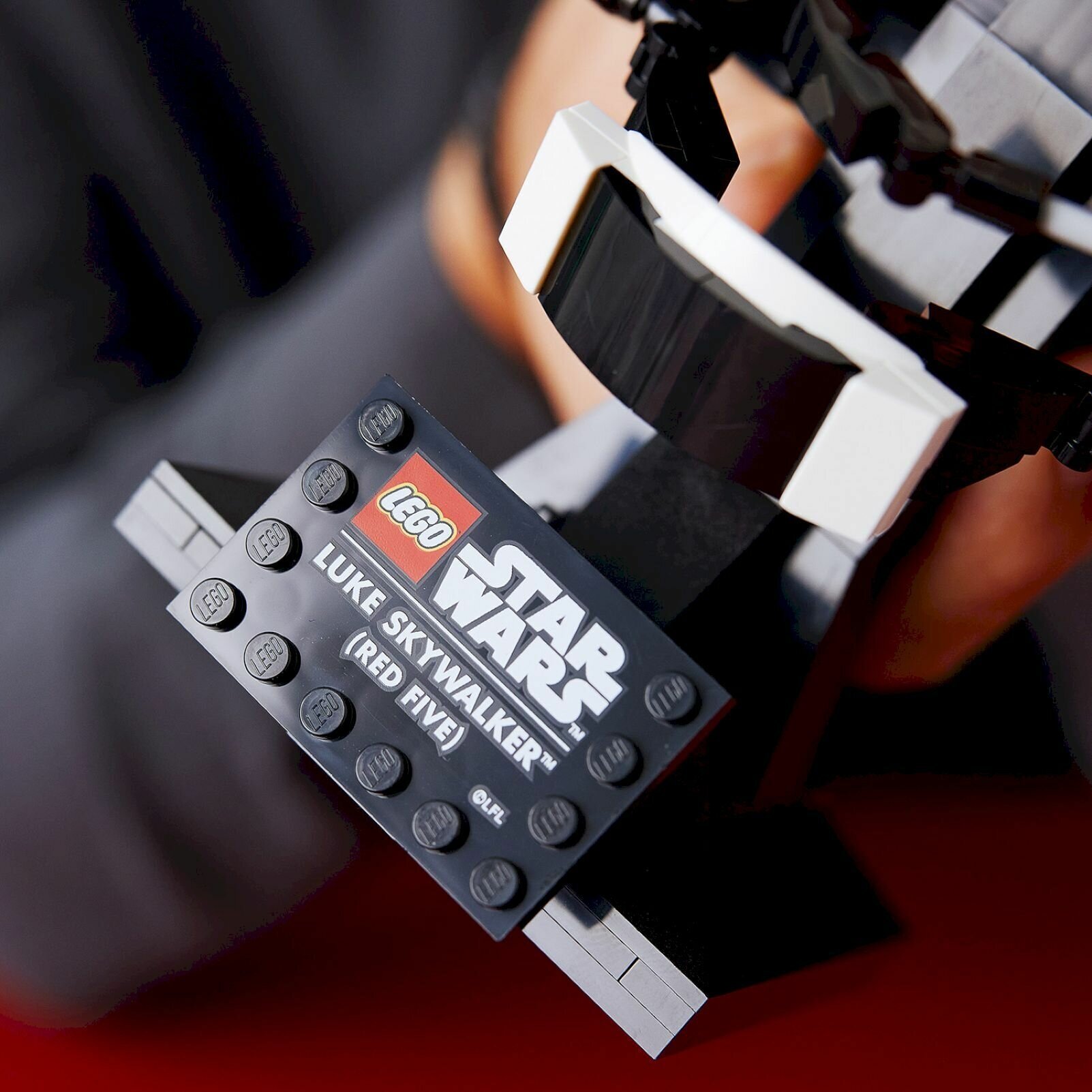 Конструктор LEGO Star Wars "Шлем Люка Скайуокера (Красный-5)" 75327 - фото №16