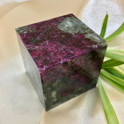 Подарок Сувенир Эвдиалит в форме куба