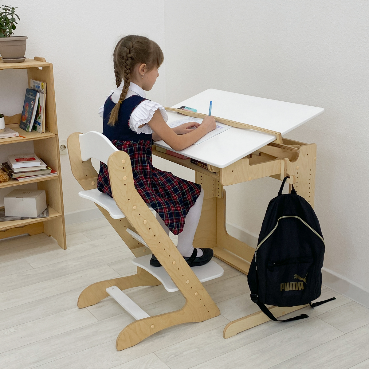 Парта для школьника Ученик и растущий стул Компаньон, комплект мебели