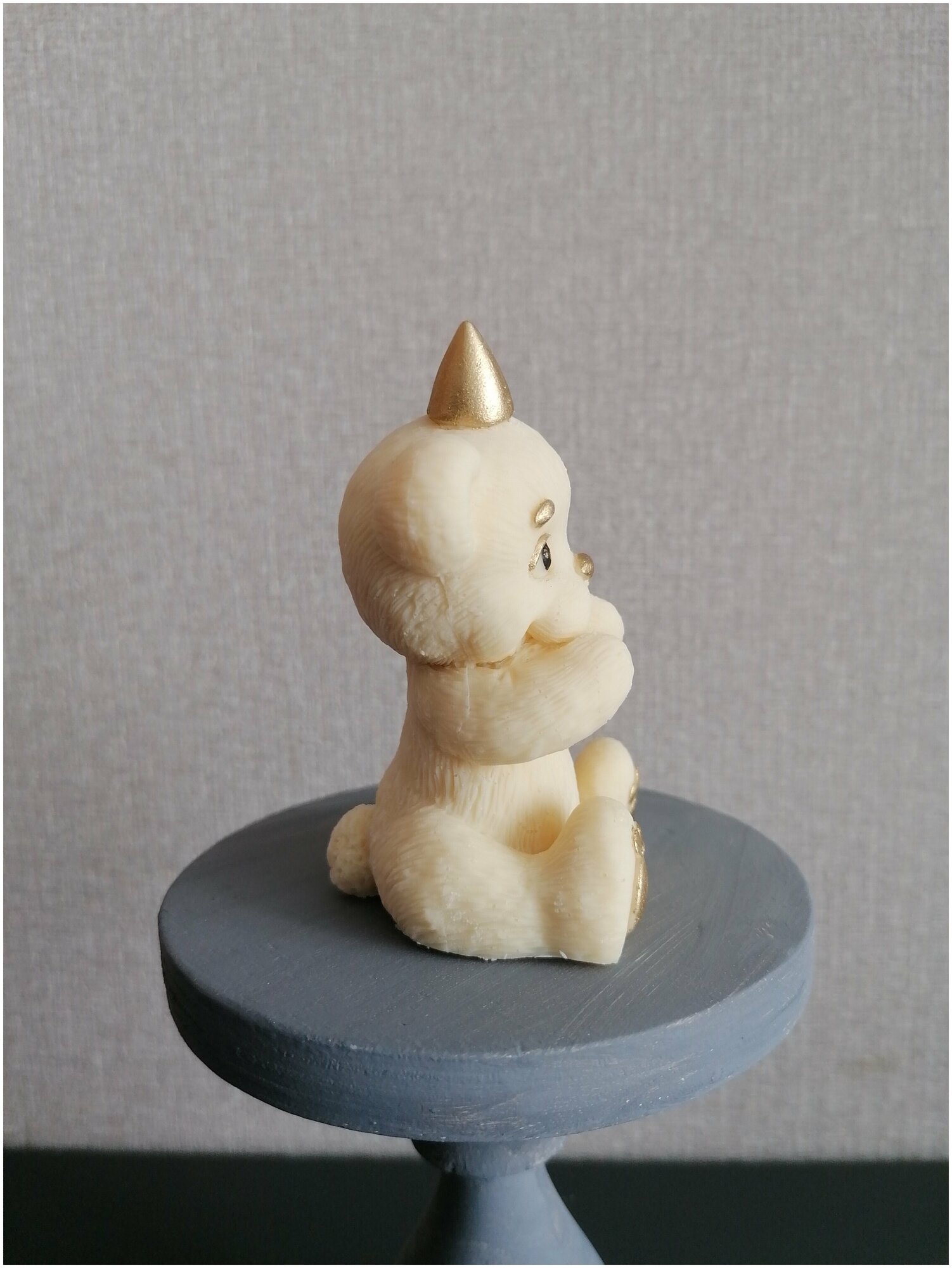Шоколад белый бельгийский мишка в колпаке, подарок ручной работы, фигурка на торт, 80 гр - фотография № 2
