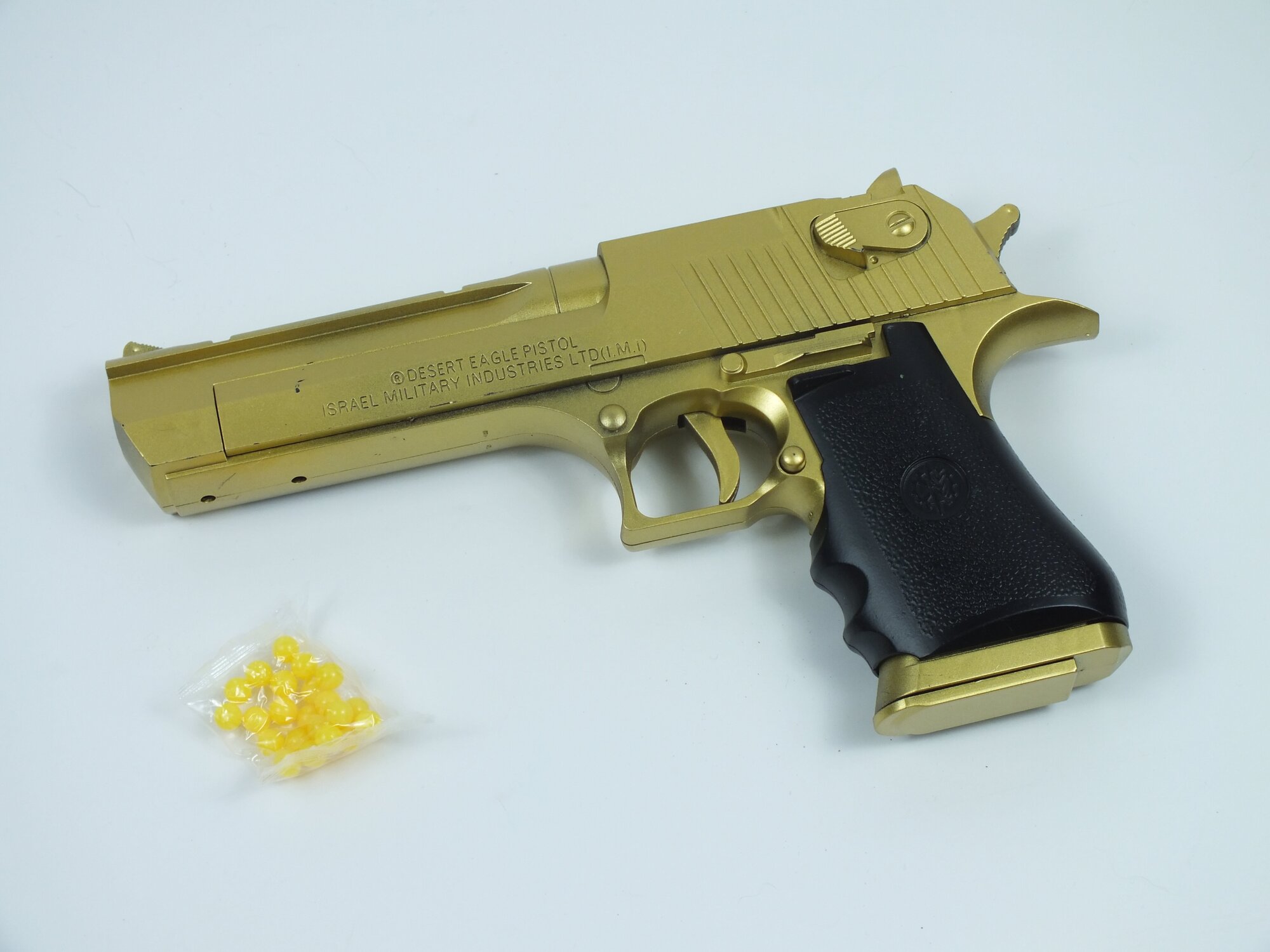 "Пистолет Desert Eagle" - металлический пистолет с пульками, золотой