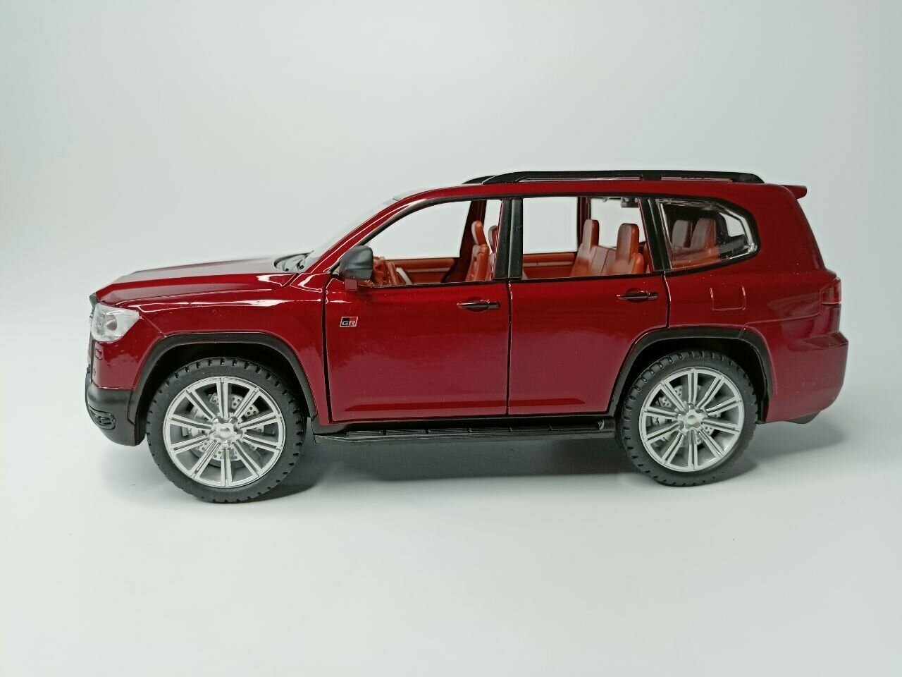 Модель автомобиля Toyota Land Cruiser коллекционная металлическая игрушка масштаб 1:24 красный