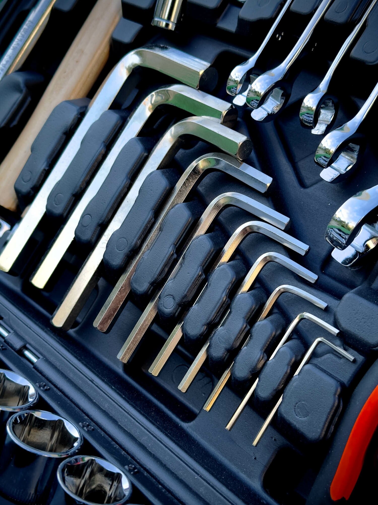 Набор инструментов ключей 179 предметов для автомобиля в кейсе для дома - фотография № 11