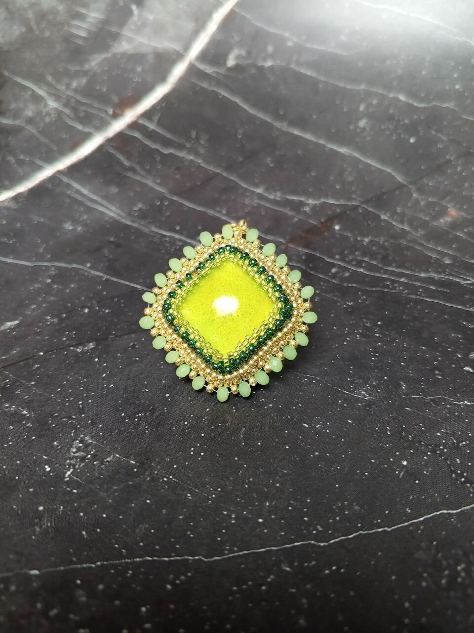 Подвеска  Зеленый квадрат  из японского и чешского бисера  хрустальных бусин  эпоксидной смолы