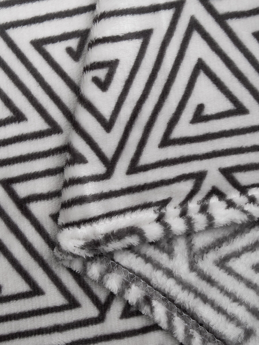 Плед TexRepublic Absolute 150х200 см, 1,5 спальный, велсофт, покрывало на диван, теплый, мягкий, серый с принтом греческие треугольники - фотография № 6