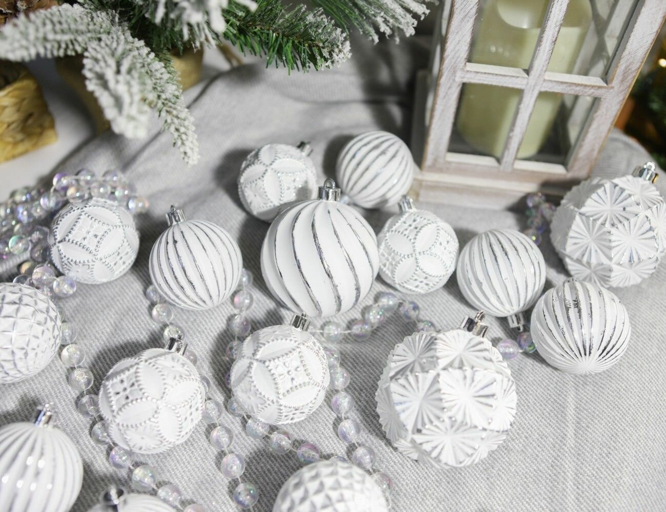 Набор пластиковых шаров вальцер ленто, белый с серебряным, 6-8 см, упаковка 24 шт, Winter Deco 220033