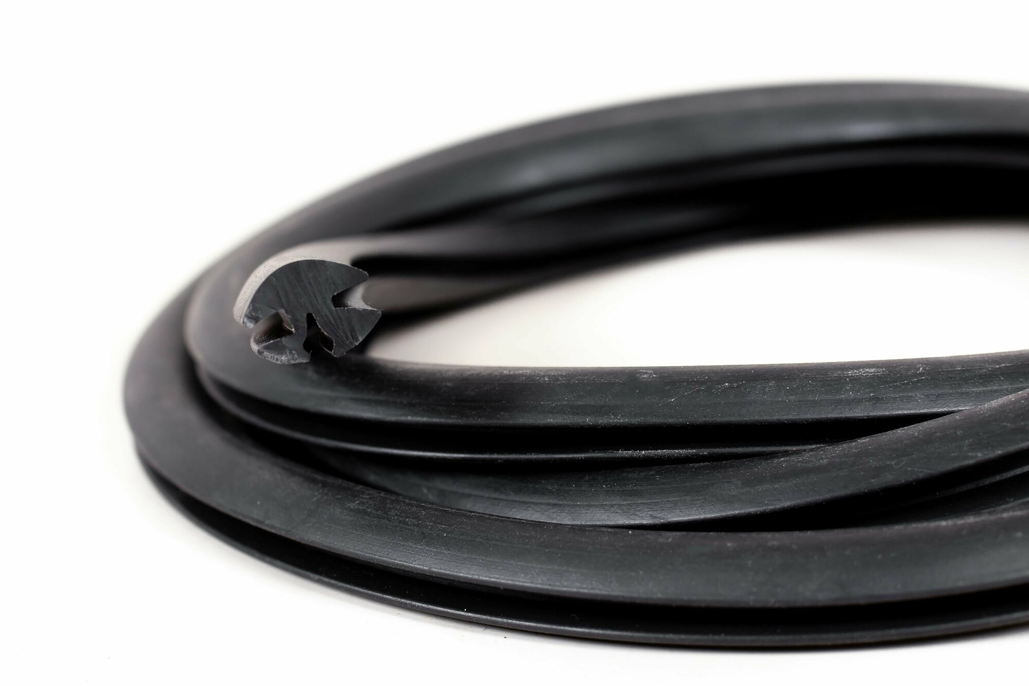 фото Профиль резиновый черный НТ-10 с замком НТ-8 для уплотнения стекол и метала. Толщина стекла 5 мм, толщина металла 2 мм. Длина 3 метра.