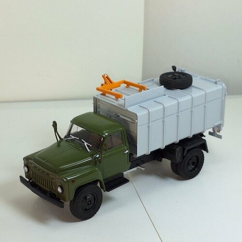 Коллекционная модель грузовика Автоистория Мусоровоз КО-413 (52), зеленый/серый, 1:43