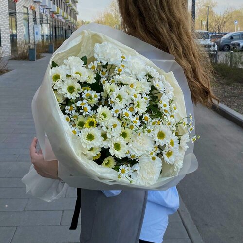 Изображение товара Букет из кустовых ромашек (танацентум), кустовых хризантем и гвоздик - римская роза