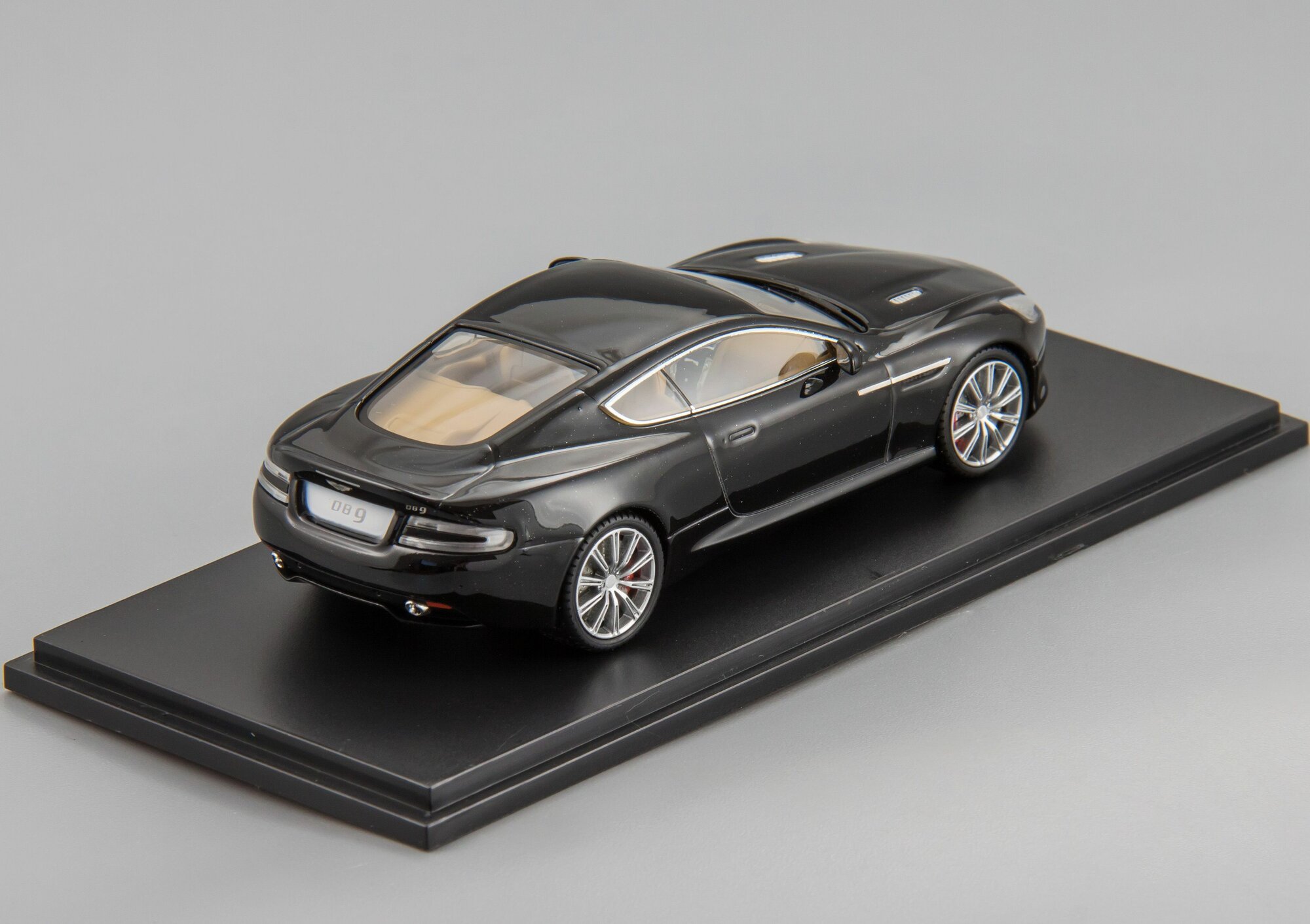 1:43 Aston Martin DB9, Коллекционная масштабная модель от Kyosho — фото 1