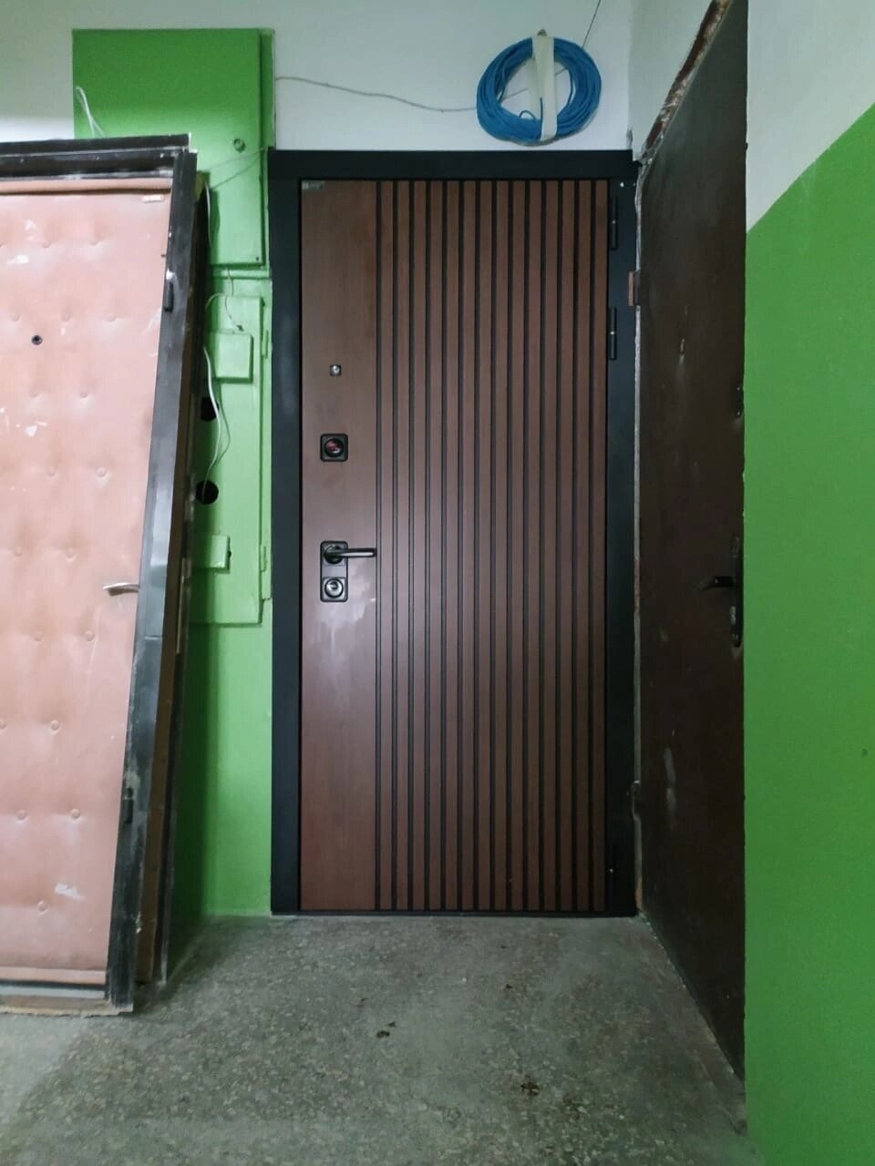Входная дверь STORM с внутренней панелью 18 зеркало, цвет бетон светлый, размер по коробке 880х2050, левая - фотография № 5
