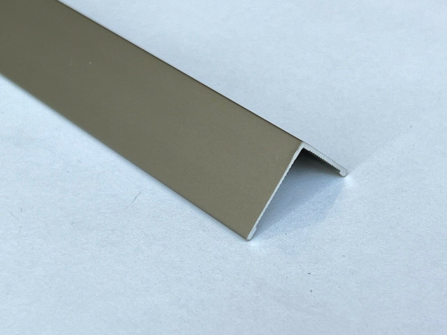 Угол накладной алюминий анодированный олива матовая размер 25x25 мм длина 2.5 метра
