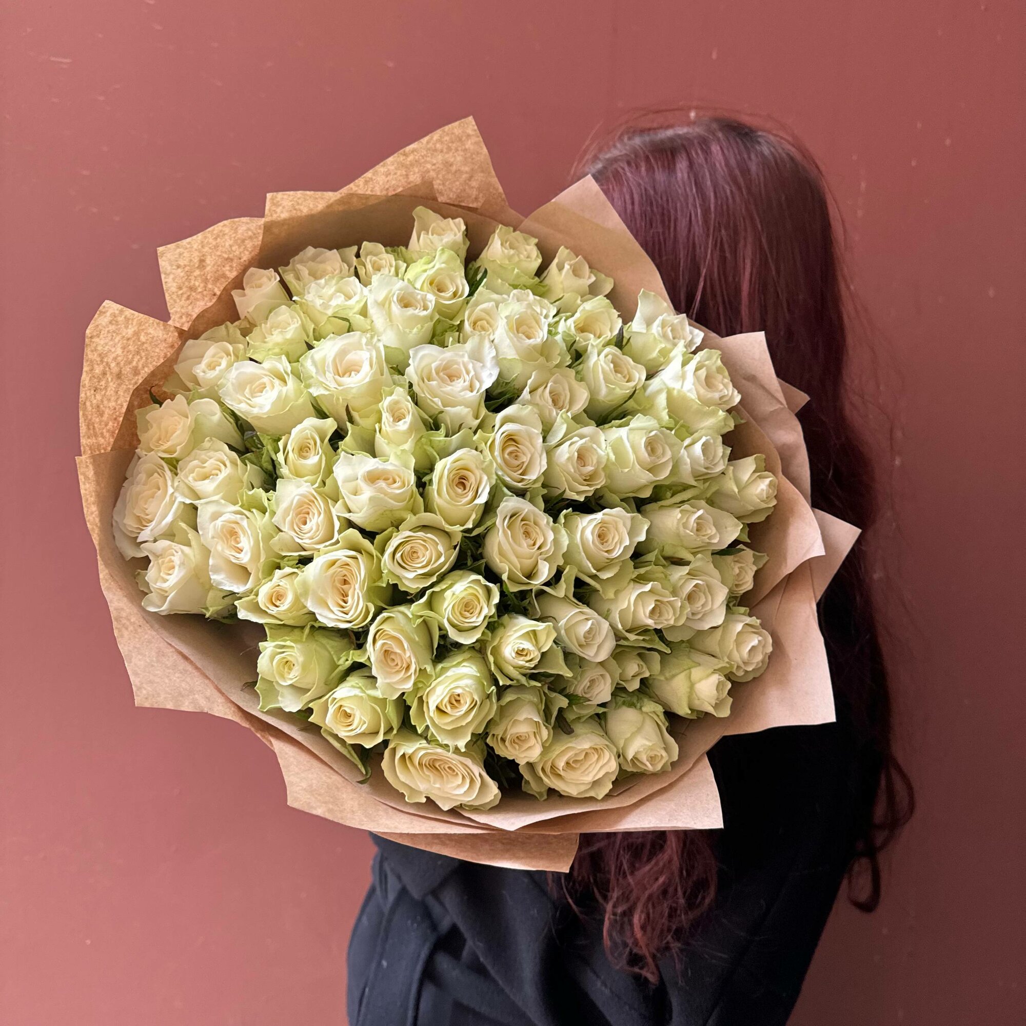 Букет из 51 белой розы Кения 40 см в крафтовой упаковке