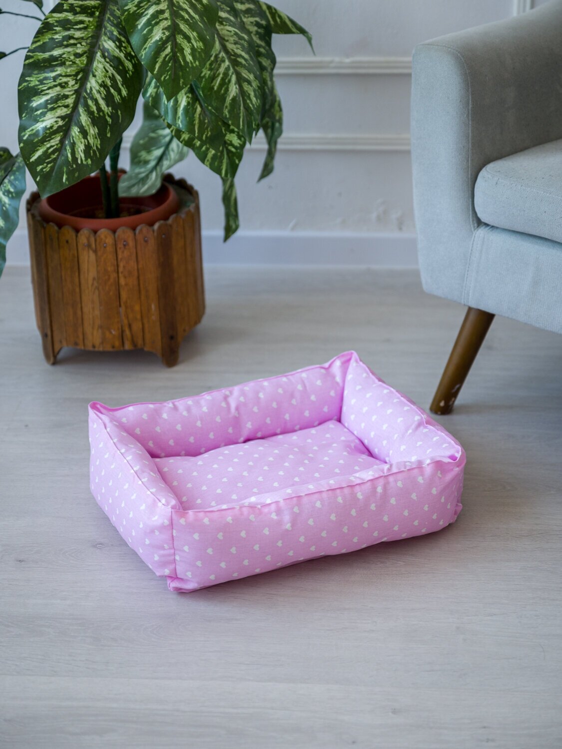 Лежанка для животных BIO-TEXTILES 50*40*15 Сердечки розовые домик для кошек и собак маленьких пород мягкая двусторонняя прямоугольная подстилка диван