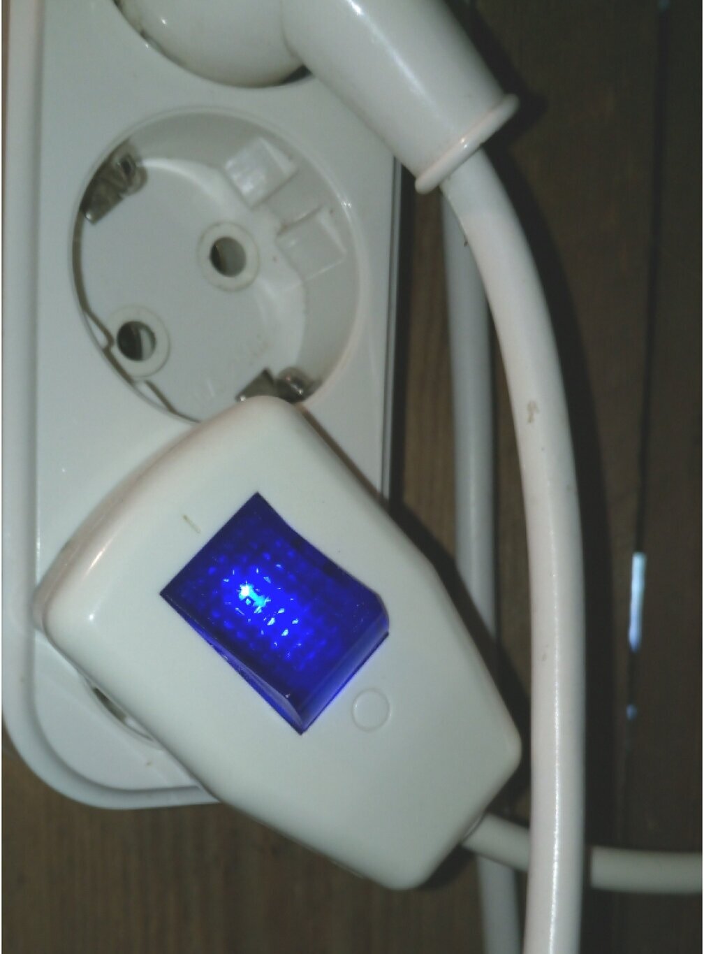Вилка электрическая угловая с выключателем (с заземлением, 16 А, 250 В, белая) Universal - фото №10