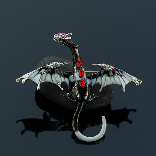 фото Брошь летящий дракон, бижутерный сплав, стразы, эмаль, подарочная упаковка, черный petro-jewerly