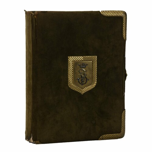 Фотоальбом с накладкой геральдического типа на верхней крышке в виде монограммы JV под дворянской короной и фигурной застежкой 36270₽