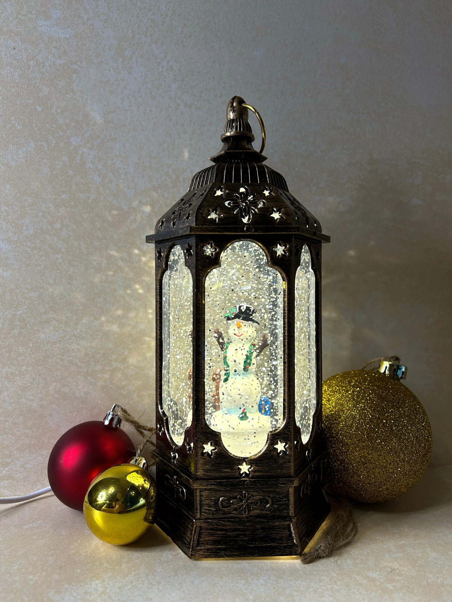 Новогодний фонарь-светильник музыкальный шестиугольный с эффектом снегопада "Снеговик" 23 см в подарочной коробке