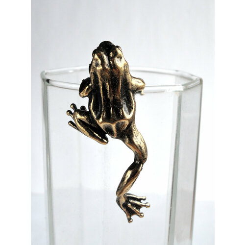 Лягушка висячая на стакане латунная статуэтка