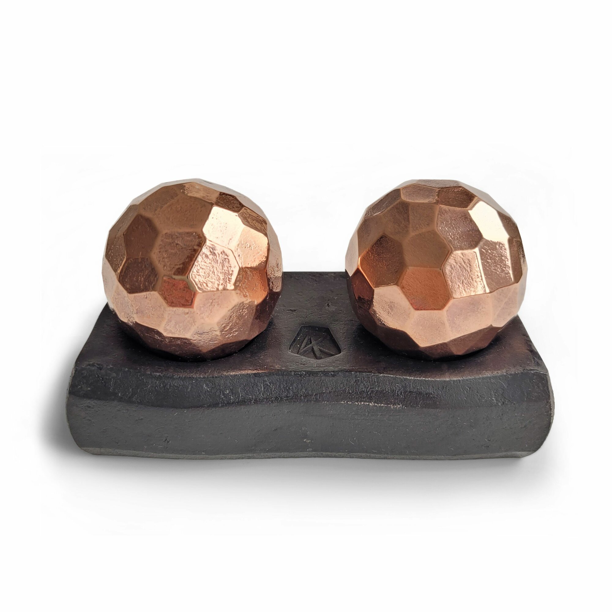 фото Шары Кованые Медные 40 мм с подставкой из чёрной стали