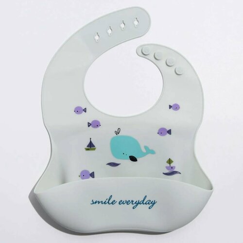 Нагрудник Mum and Baby силиконовый на кнопках с карманом Кит белый 1830₽