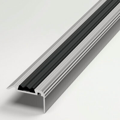 Изображение товара Угловая противоскользящая накладка на ступени Лука ПУ07-1, длина 2,7 м, алюминиевая без покрытия 00, вставка из ПВХ черная 470