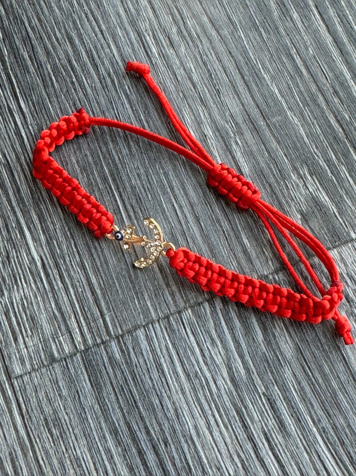 фото Браслет талисман оберег из красной нити Штурвал