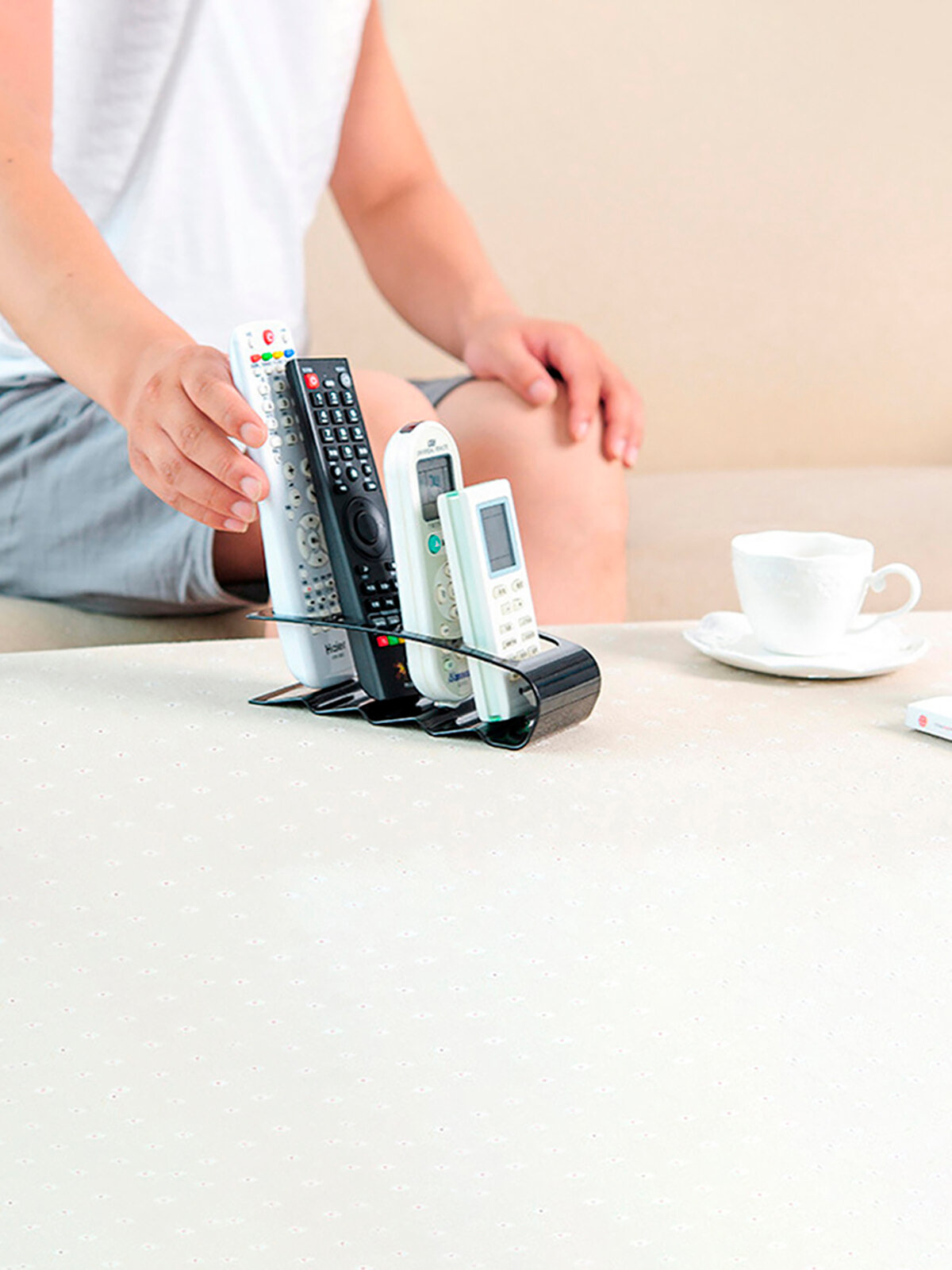 Подставка для пультов из пластика 18 х 7 см, 4 отделения, черный — фото 1