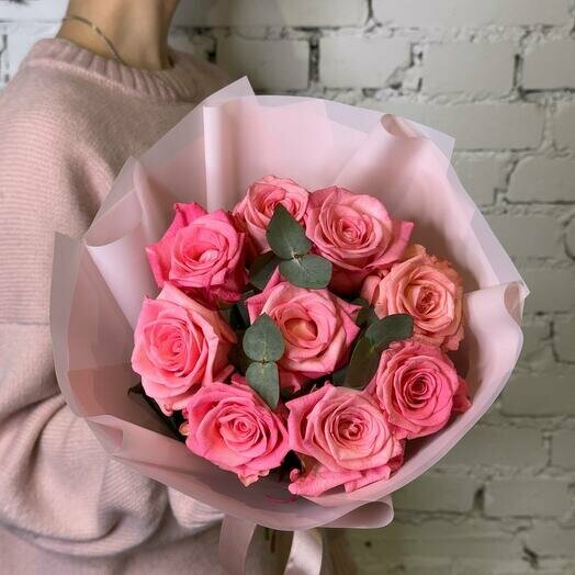 Букет живых цветов из 9 роз с ароматным эвкалиптом в дизайнерской упаковке