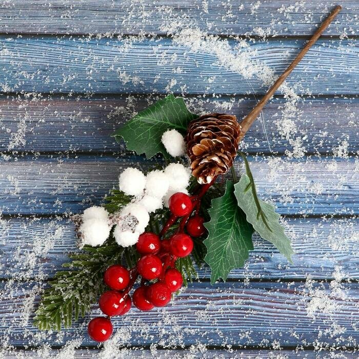 Зимнее волшебство Декор "Зимнее очарование" шишка ягоды красные белые хвоя, 25 см