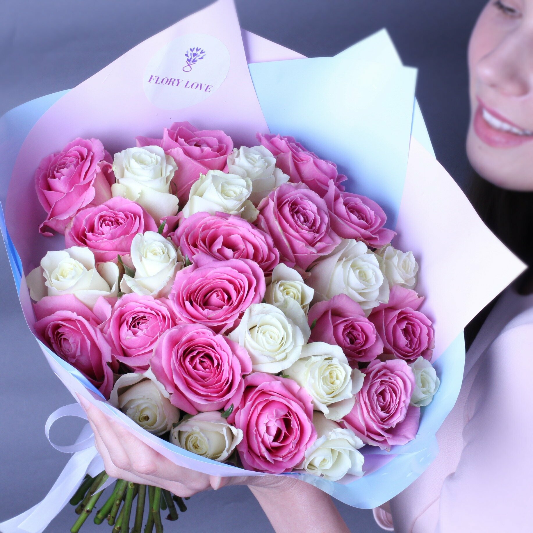 Букет микс из 29 розовых и белых роз "Нежность" Для близких с любовью.