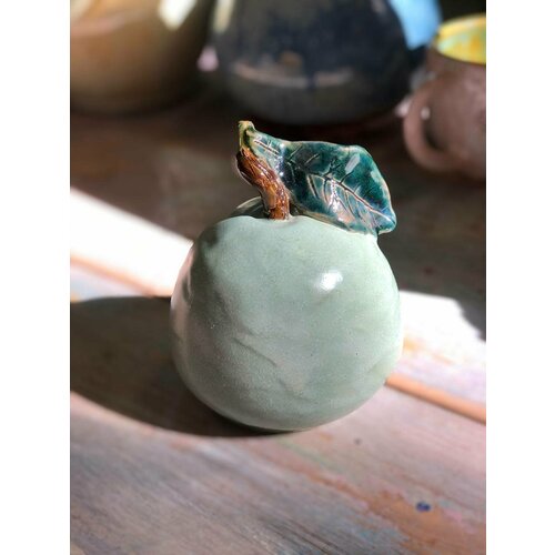 Керамическая фигурка ручной работы Зеленое Яблоко